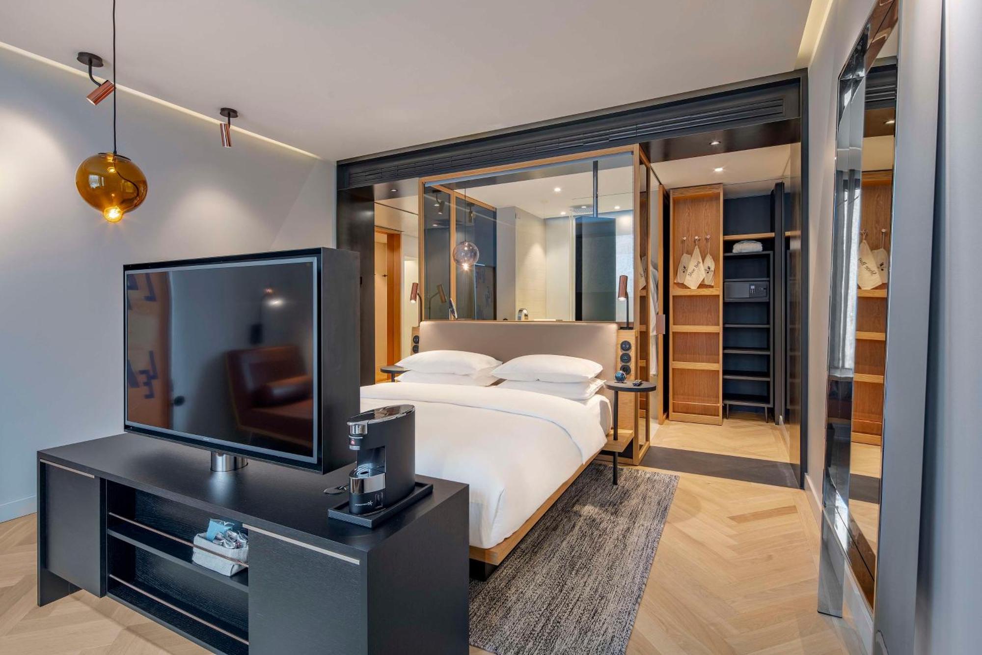 Andaz Munich Schwabinger Tor, By Hyatt Munique Exterior foto A bedroom at the hotel