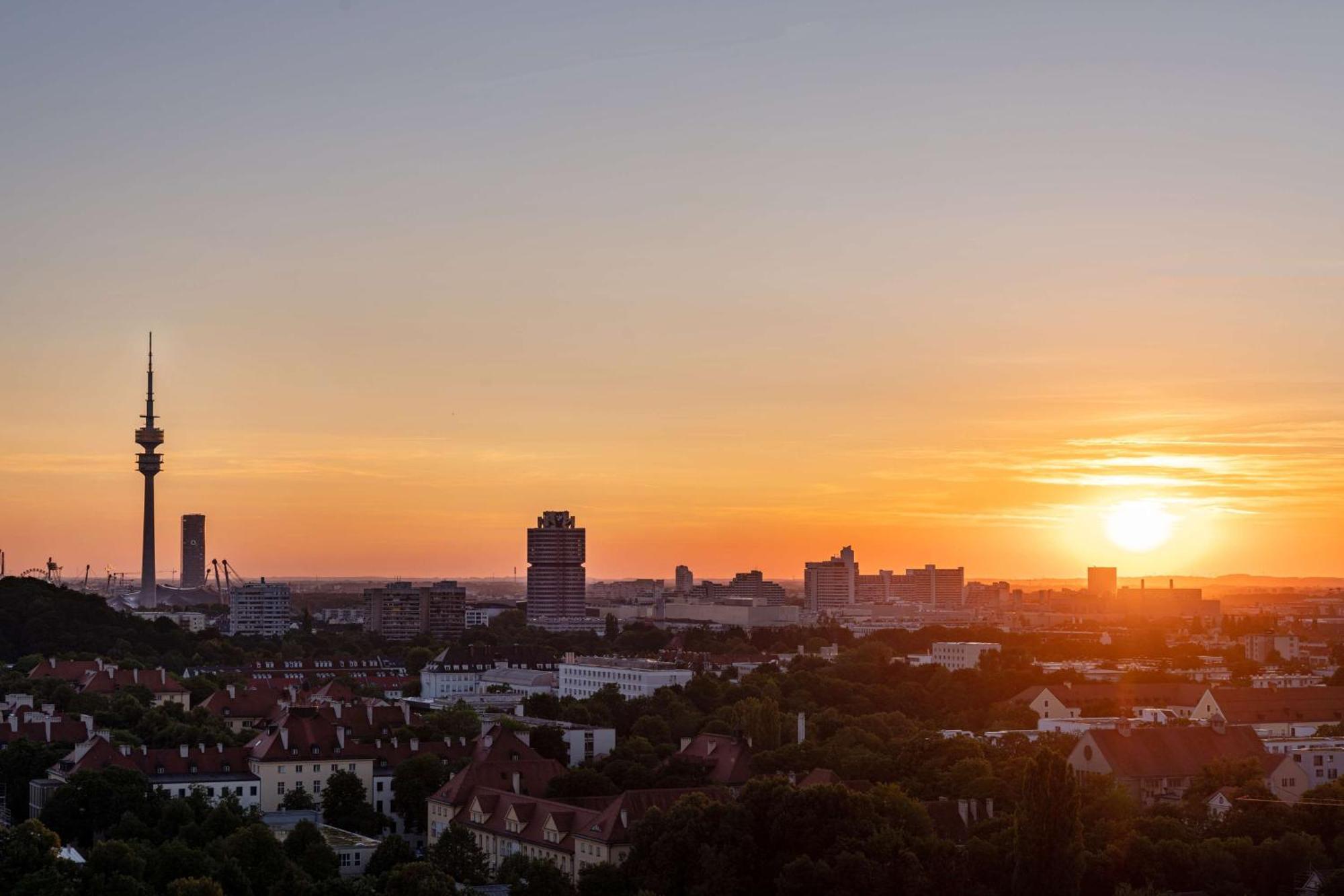 Andaz Munich Schwabinger Tor, By Hyatt Munique Exterior foto Sunset over Stuttgart