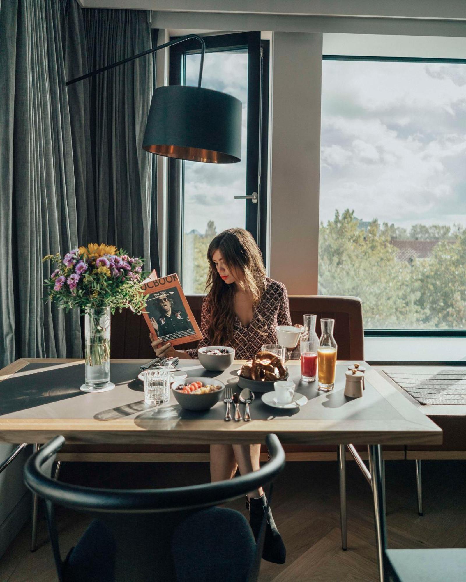 Andaz Munich Schwabinger Tor, By Hyatt Munique Exterior foto A woman reading a magazine