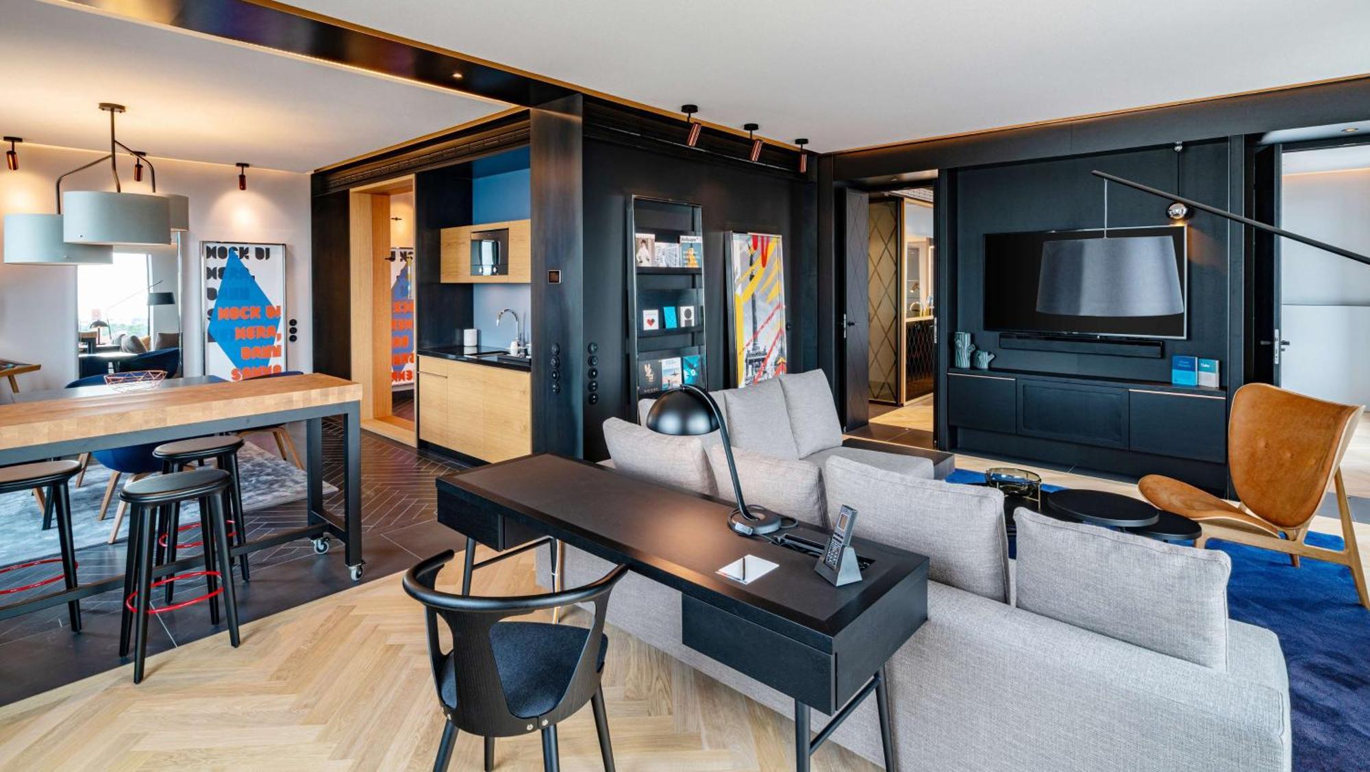 Andaz Munich Schwabinger Tor, By Hyatt Munique Exterior foto The interior of a suite at the hotel