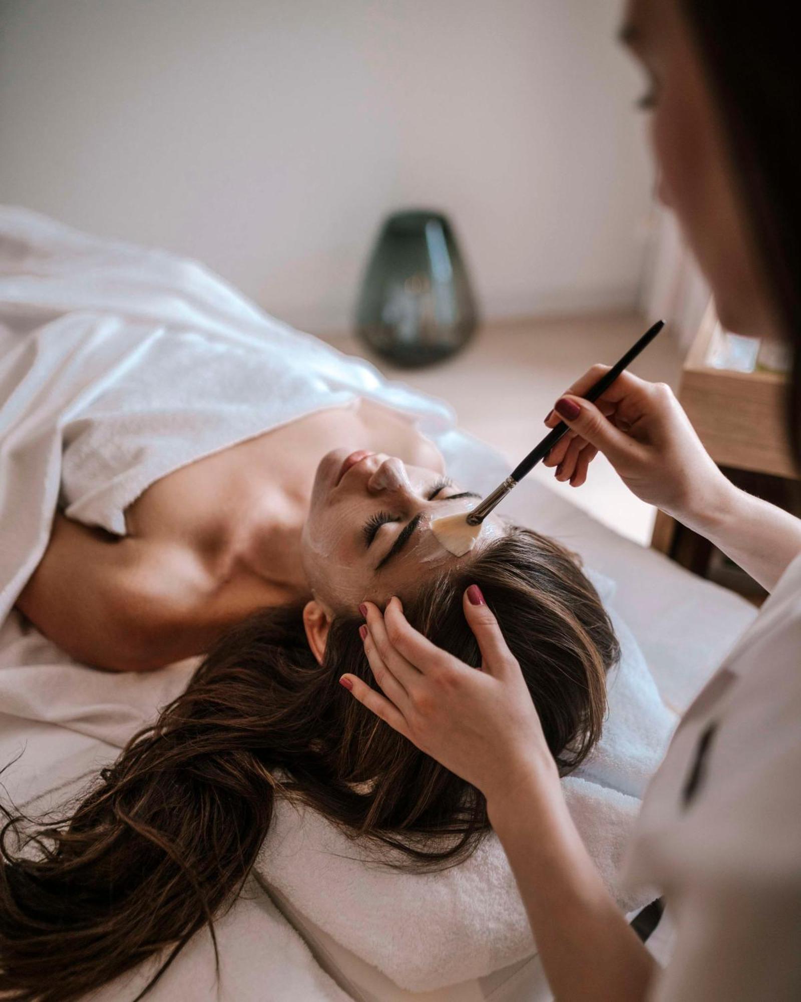 Andaz Munich Schwabinger Tor, By Hyatt Munique Exterior foto A woman receiving a facial treatment