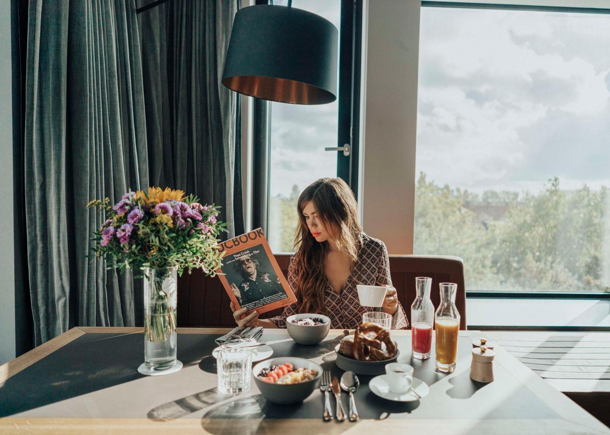 Andaz Munich Schwabinger Tor, By Hyatt Munique Exterior foto A woman reading a magazine