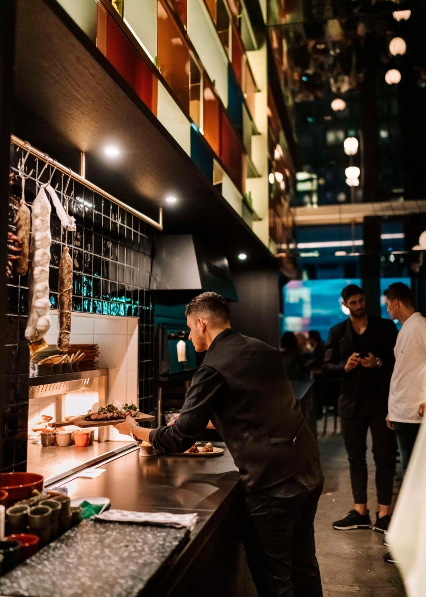 Andaz Munich Schwabinger Tor, By Hyatt Munique Exterior foto Chef preparing food at a restaurant