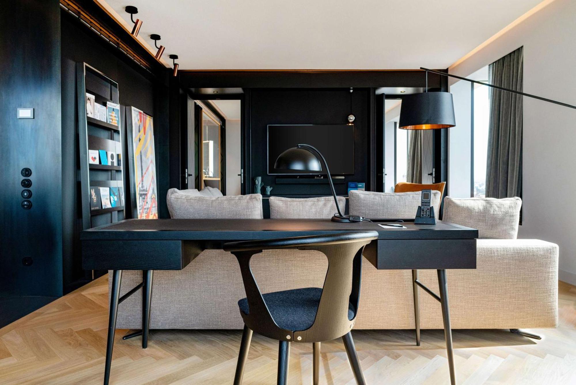 Andaz Munich Schwabinger Tor, By Hyatt Munique Exterior foto The interior of a suite at the hotel