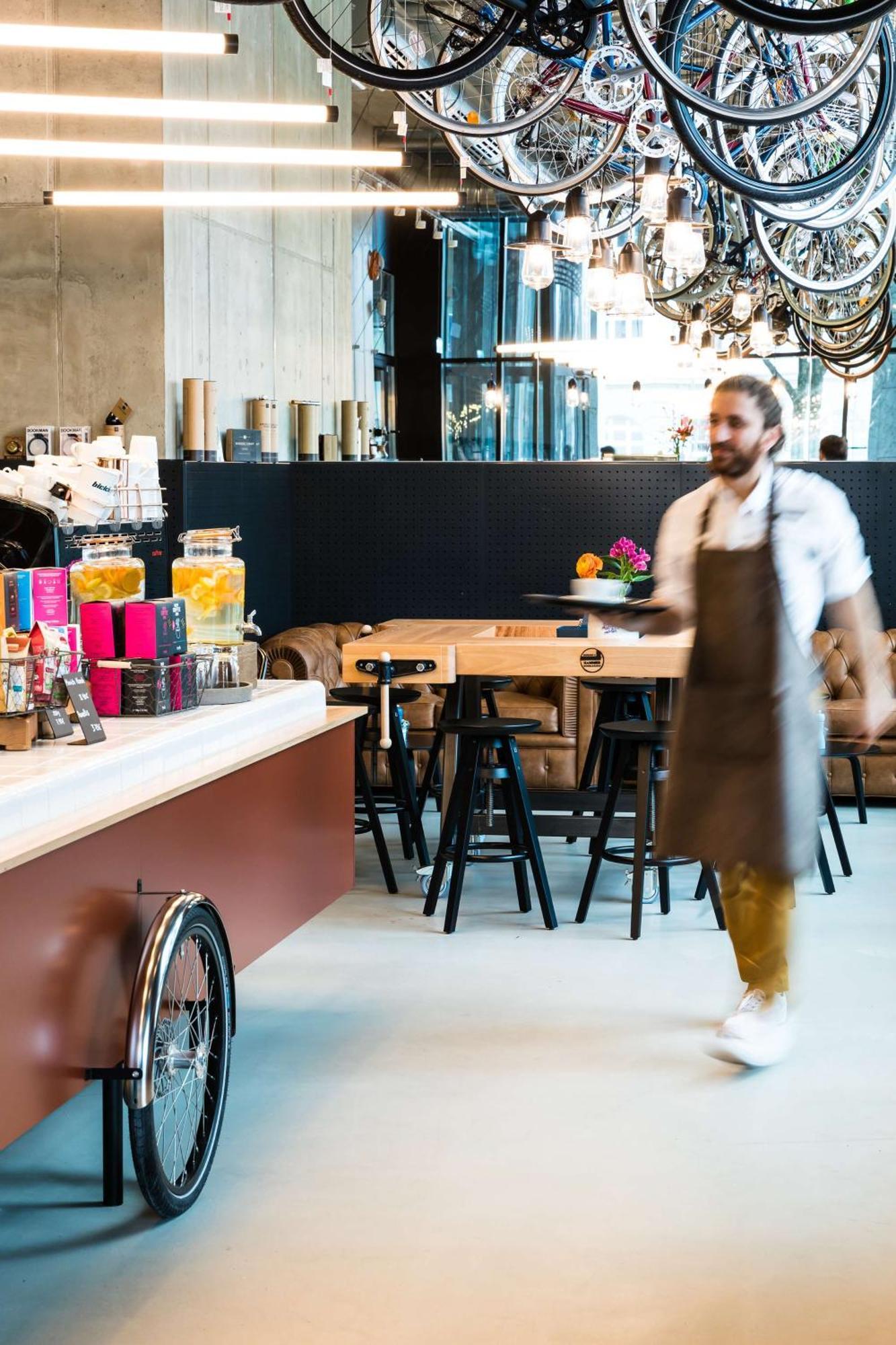 Andaz Munich Schwabinger Tor, By Hyatt Munique Exterior foto A barista working at a coffee shop