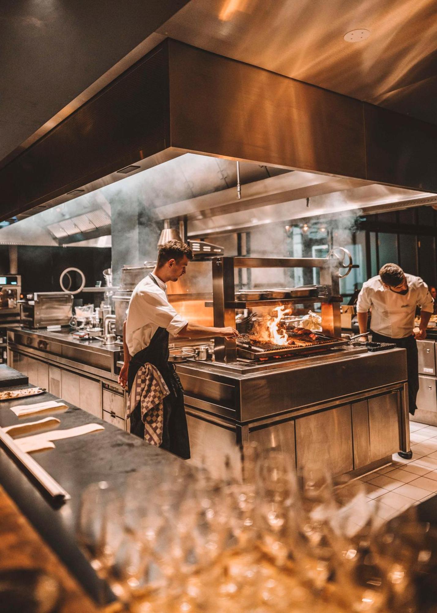 Andaz Munich Schwabinger Tor, By Hyatt Munique Exterior foto The kitchen at the restaurant