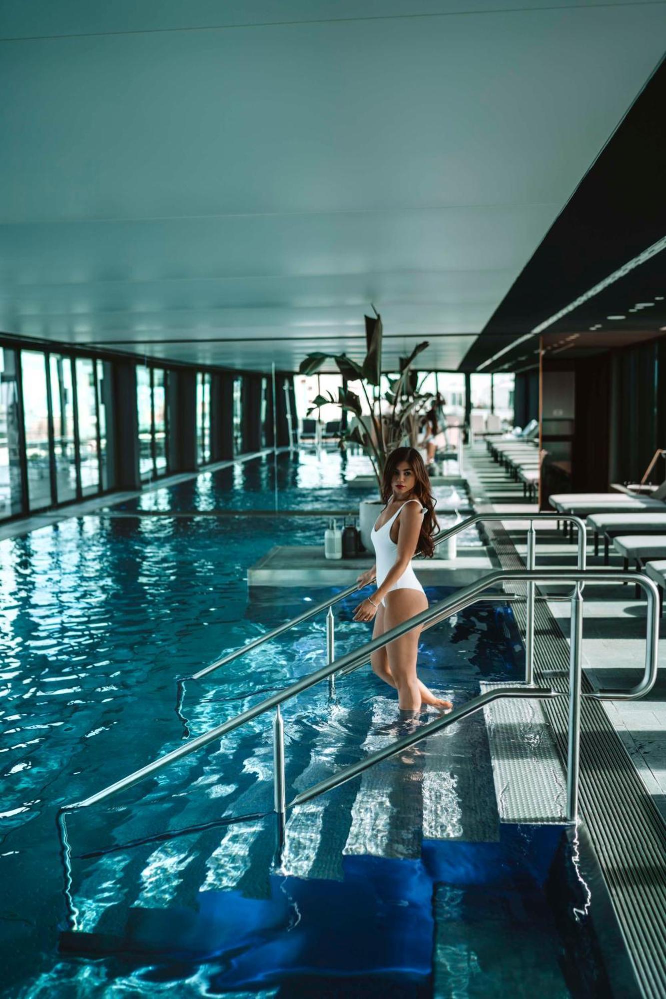 Andaz Munich Schwabinger Tor, By Hyatt Munique Exterior foto The swimming pool at the hotel