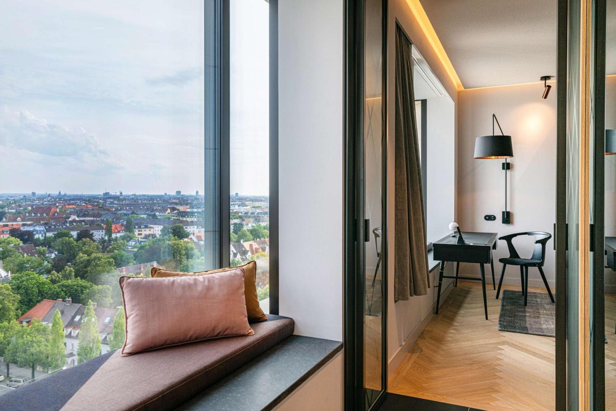 Andaz Munich Schwabinger Tor, By Hyatt Munique Exterior foto A view of the living room from the balcony